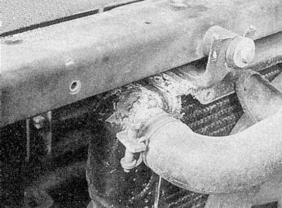 Устройство, обслуживание, ремонт Renault Megane, Scenic c 1996 г. -Проверка шлангов на наличие утечек жидкости