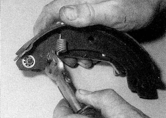 Устройство, обслуживание, ремонт Renault Megane, Scenic c 1996 г. -Проверка толщины колодок задних тормозных механизмов