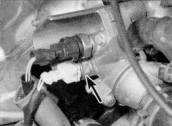 Устройство, обслуживание, ремонт Renault Megane, Scenic c 1996 г. -Проверка, снятие и установка датчика температуры охлаждающей жидкости