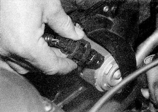 Устройство, обслуживание, ремонт Renault Megane, Scenic c 1996 г. -Проверка исправности, снятие и установка выключателя фонарей заднего хода