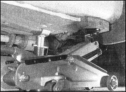 Ремонт и эксплуатация автомобиля Skoda Felicia с 1994 г. -Поддомкрачивание и буксировка