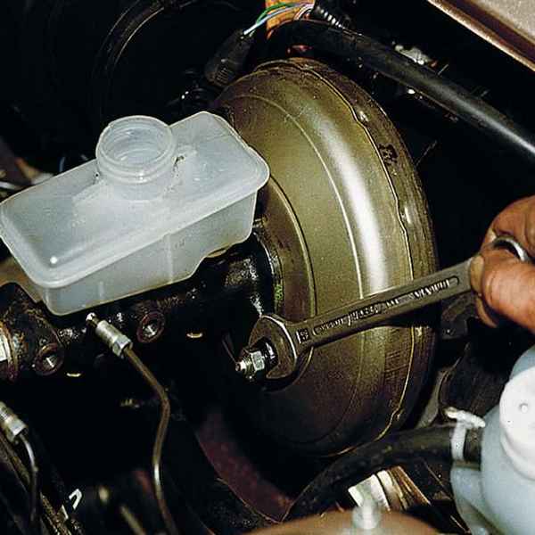 Ремонт и эксплуатация автомобиля Skoda Felicia с 1994 г. -Снятие, капитальный ремонт и установка главного тормозного цилиндра (ГТЦ)