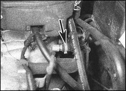 Ремонт и эксплуатация автомобиля Skoda Felicia с 1994 г. -Снятие, проверка состояния и установка контрольного клапана вакуумного усилителя тормозов со шлангом