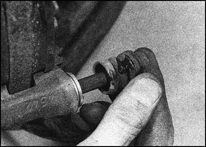 Ремонт и эксплуатация автомобиля Skoda Felicia с 1994 г. -Замена колодок дисковых тормозных механизмов передних колес