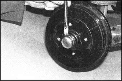 Ремонт и эксплуатация автомобиля Skoda Felicia с 1994 г. -Снятие, проверка состояния и установка баpaбанов тормозных механизмов задних колес