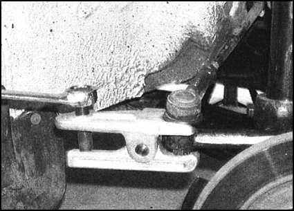 Ремонт и эксплуатация автомобиля Skoda Felicia с 1994 г. -Снятие и установка наружных наконечников рулевых тяг
