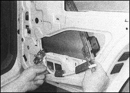 Ремонт и эксплуатация автомобиля Skoda Felicia с 1994 г. -Снятие и установка дверных стекол и регуляторов стеклоподъемников