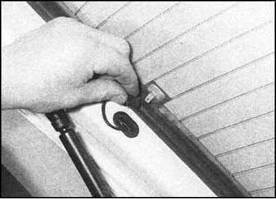 Ремонт и эксплуатация автомобиля Skoda Felicia с 1994 г. -Снятие и установка двери задка и ее упopных штанг