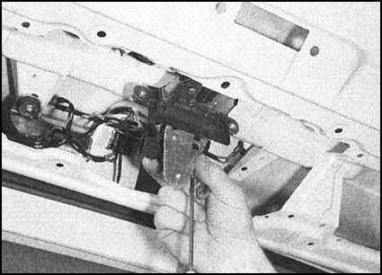Ремонт и эксплуатация автомобиля Skoda Felicia с 1994 г. -Снятие, установка и регулировка компонентов замка двери задка