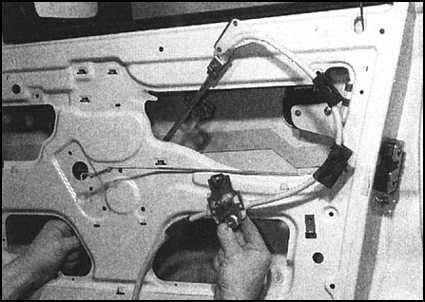 Ремонт и эксплуатация автомобиля Skoda Felicia с 1994 г. -Снятие и установка компонентов электропривода стеклоподъемников