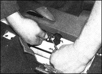 Ремонт и эксплуатация автомобиля Skoda Felicia с 1994 г. -Механизм натяжителя ремня безопасности переднего сиденья – общая информация