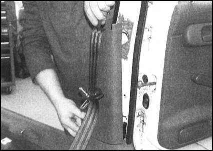 Ремонт и эксплуатация автомобиля Skoda Felicia с 1994 г. -Снятие и установка компонентов ремней безопасности