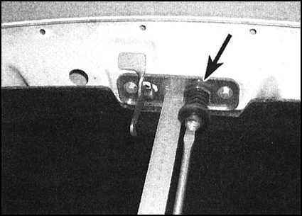 Ремонт и эксплуатация автомобиля Skoda Felicia с 1994 г. -Снятие, установка и регулировка капота
