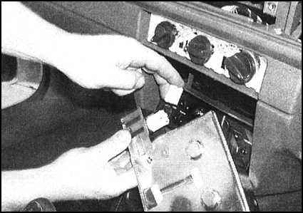 Ремонт и эксплуатация автомобиля Skoda Felicia с 1994 г. -Снятие и установка прикуривателя