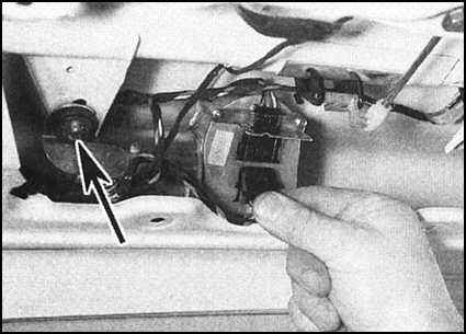Ремонт и эксплуатация автомобиля Skoda Felicia с 1994 г. -Снятие и установка электромотора привода очистителя заднего стекла