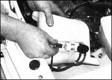 Ремонт и эксплуатация автомобиля Skoda Felicia с 1994 г. -Снятие и установка компонентов омывателей ветрового стекла/линз головных фар/заднего стекла