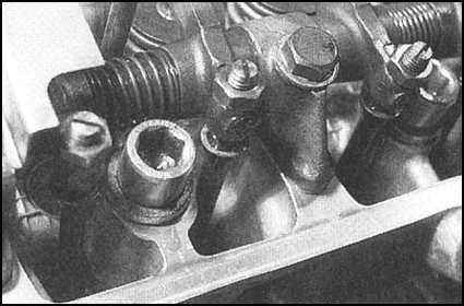 Ремонт и эксплуатация автомобиля Skoda Felicia с 1994 г. -Снятие, проверка состояния и установка сборки оси коромысел