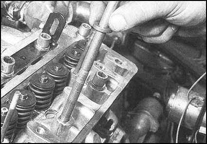 Ремонт и эксплуатация автомобиля Skoda Felicia с 1994 г. -Снятие и установка головки цилиндров в сборе с впускным трубопроводом и выпускным коллектором