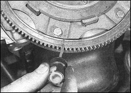 Ремонт и эксплуатация автомобиля Skoda Felicia с 1994 г. -Снятие, проверка состояния и установка маховика