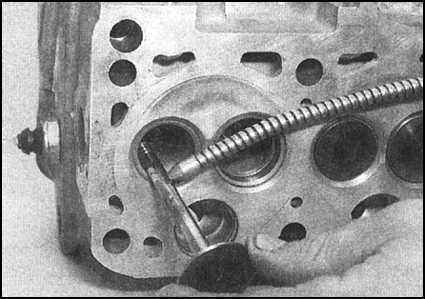 Ремонт и эксплуатация автомобиля Skoda Felicia с 1994 г. -Разборка, очистка, проверка состояния и сборка головки цилиндров