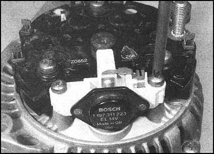 Ремонт и эксплуатация автомобиля Skoda Felicia с 1994 г. -Замена модуля щеткодержателя/регулятора напряжения