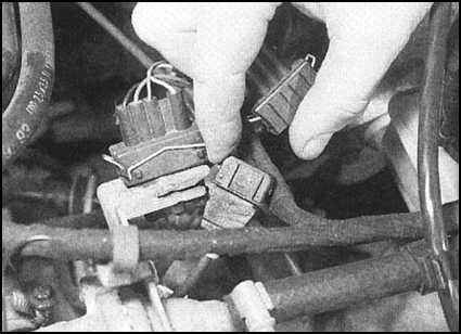 Ремонт и эксплуатация автомобиля Skoda Felicia с 1994 г. -Снятие и установка информационных датчиков системы зажигания