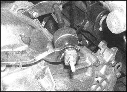Ремонт и эксплуатация автомобиля Skoda Felicia с 1994 г. -Снятие, установка и регулировка троса привода сцепления