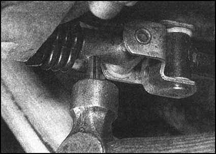 Ремонт и эксплуатация автомобиля Skoda Felicia с 1994 г. -Снятие и установка тяг привода переключения передач