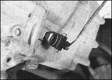 Ремонт и эксплуатация автомобиля Skoda Felicia с 1994 г. -Проверка исправности функционирования, снятие и установка датчика-выключателя огней заднего хода