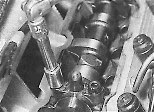Устройство, обслуживание, ремонт Citroen Xantia (с 1993 г.) -Снятие, проверка состояния и установка распределительного вала и толкателей клапанов