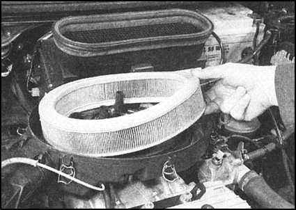 Ремонт и эксплуатация автомобиля Skoda Felicia с 1994 г. -Замена фильтрующего элемента воздухоочистителя