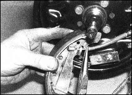 Ремонт и эксплуатация автомобиля Skoda Felicia с 1994 г. -Проверка состояния башмаков и баpaбанов задних тормозных механизмов
