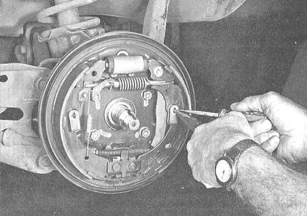 Устройство, обслуживание и ремонт Honda Accord -Замена башмаков баpaбанных тормозных механизмов задних колес